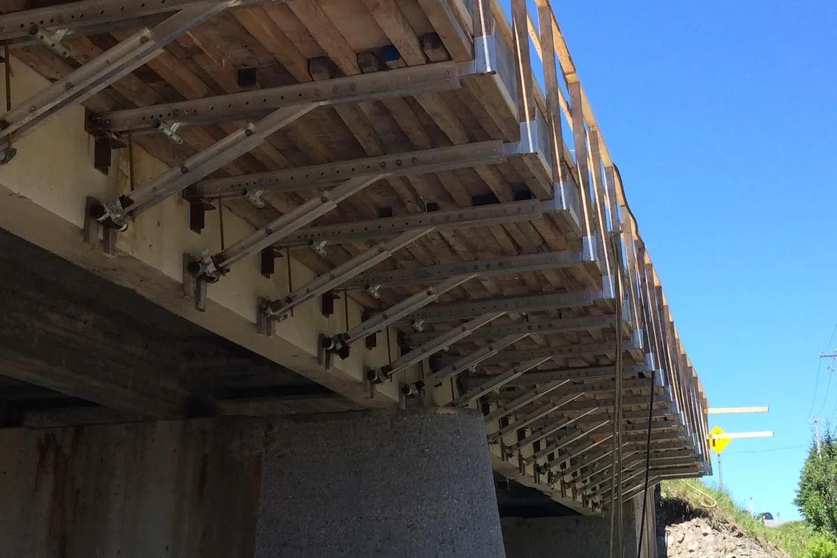 Formwork bracket anchored to the edge girder