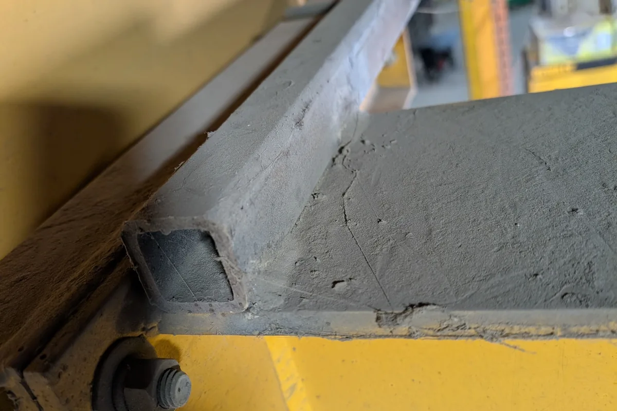 Appui d’une poutre de roulement sur un corbeau de béton existant