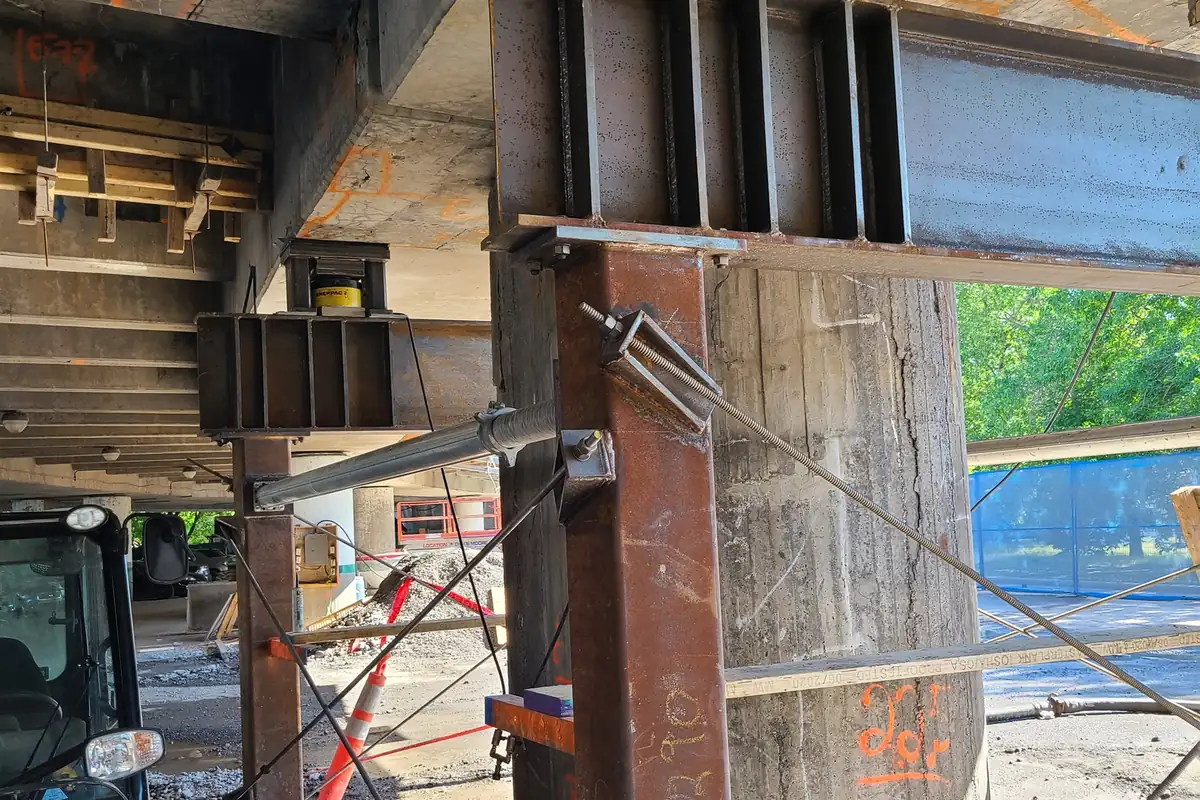Temporary support on jacks at the pier head — Mackay Pier