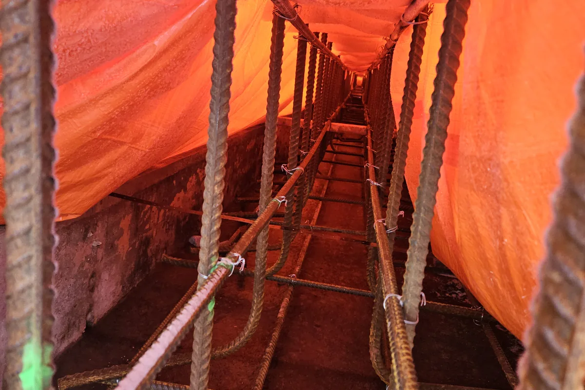 Armature de fondation protégée sous un abri chauffé en hiver