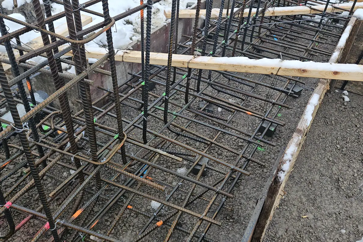 Armature d’une semelle de fondation dans son coffrage de bois