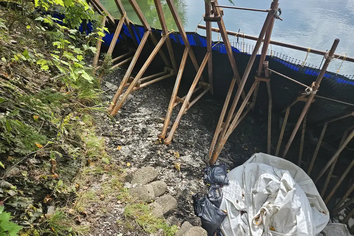 Contrefiches d'appui du batardeau sur la berge rocheuse