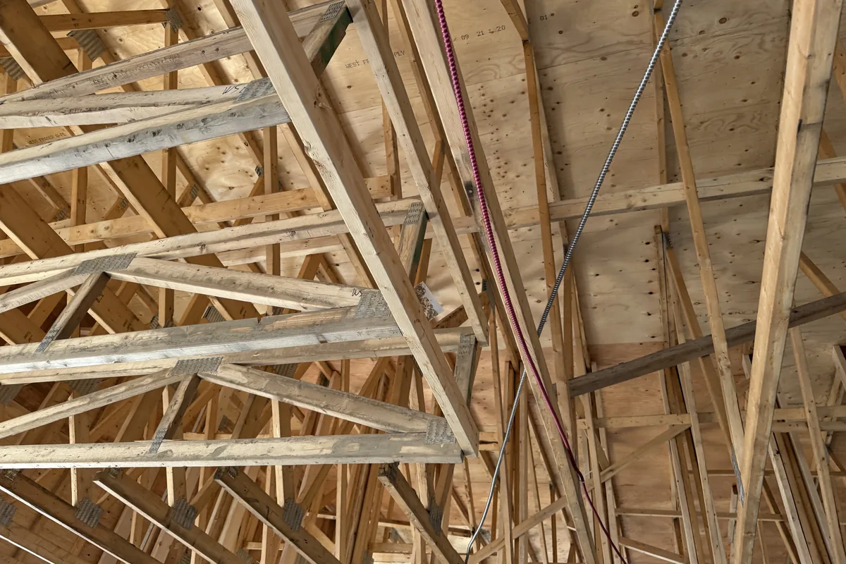 Charpente de toiture en bois avec entretoisement