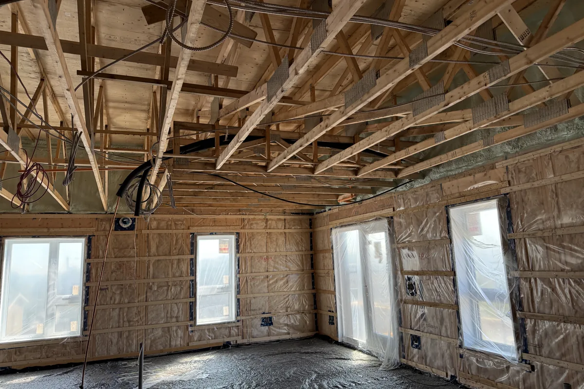 Charpente intérieure d’un bâtiment en construction