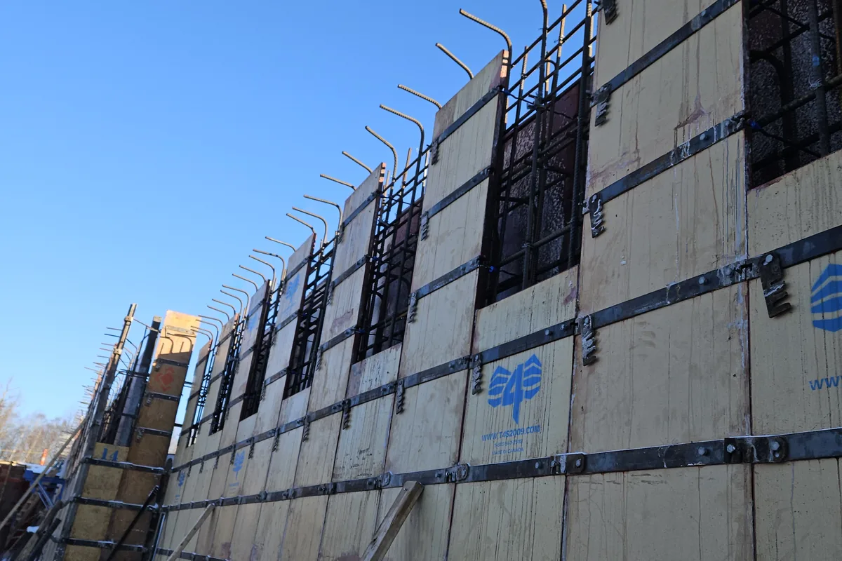 Coffrage d’un mur de fondation en béton avec armature en attente