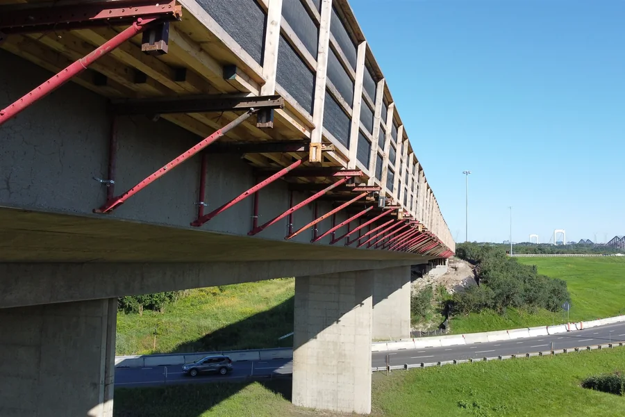 Brackets and edge formwork along the full length of the deck