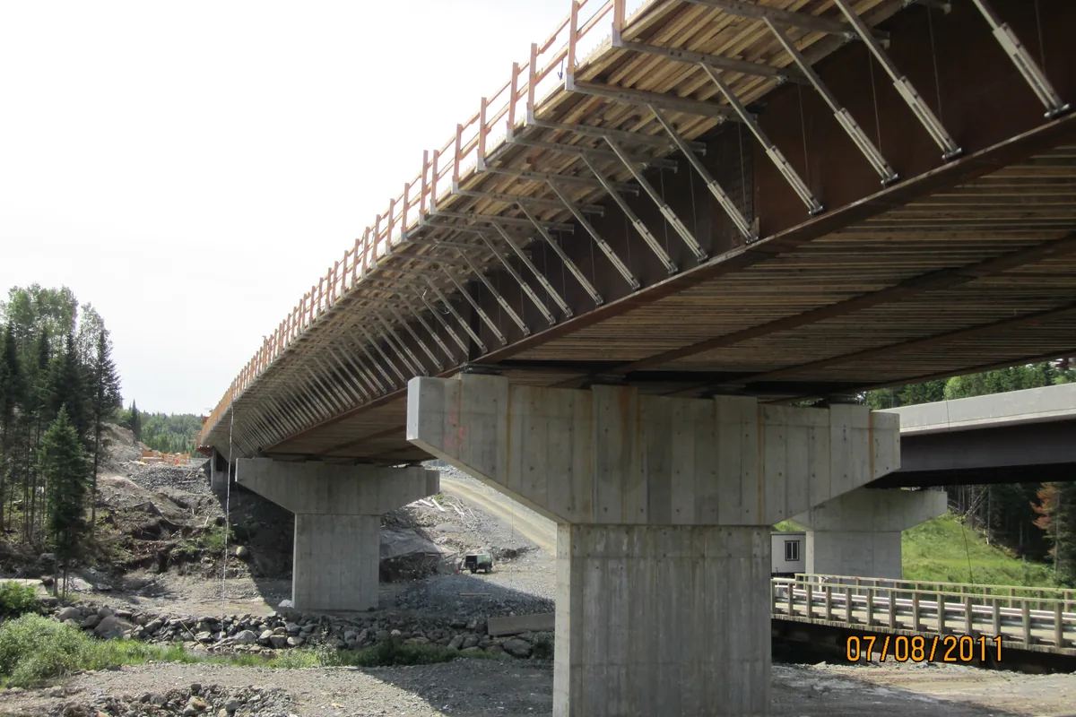 Cantilever bridge deck formwork