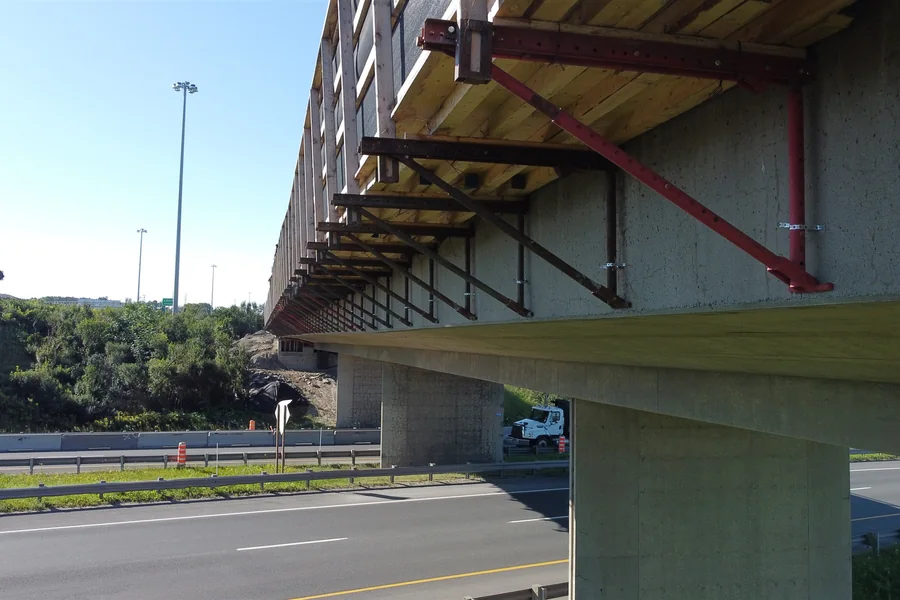 Detail of the brackets supporting the cantilever slab formwork