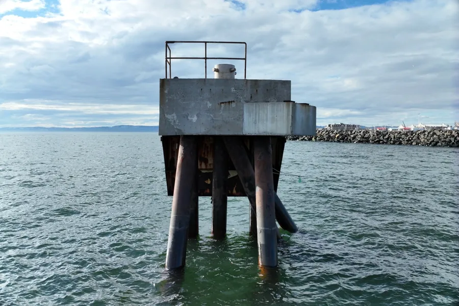 Mooring structure on raked tubular piles