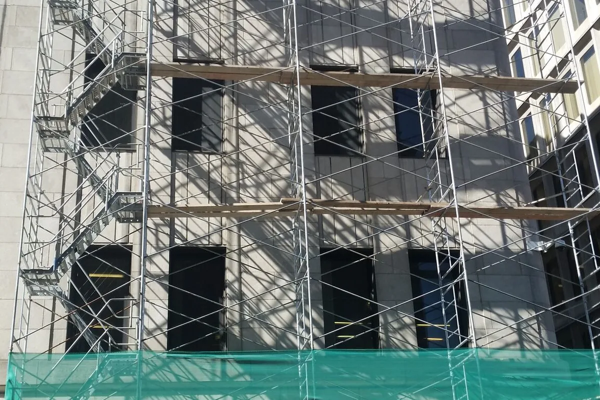 Facade scaffolding with protective netting