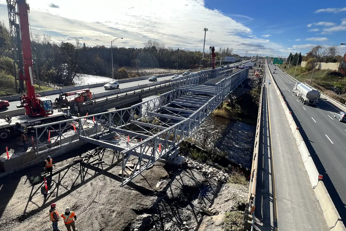 Tablier de pont temporaire poussé au-dessus de la rivière, avant-bec en porte-à-faux
