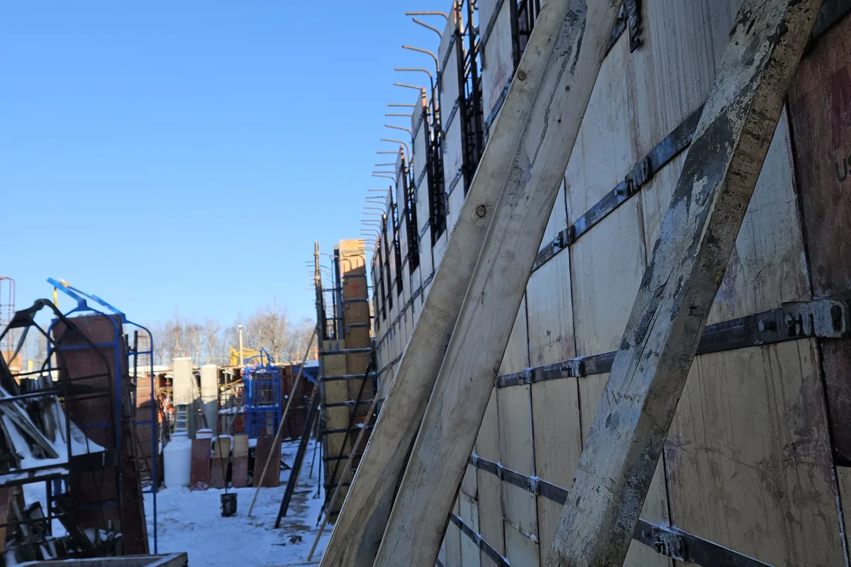 Murs de fondation en coffrage, vue en enfilade sur le chantier