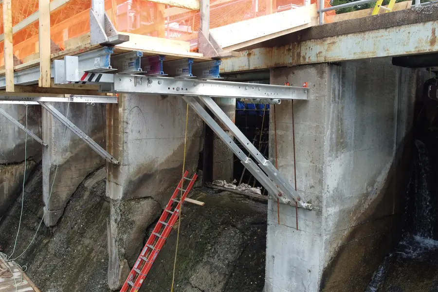 Access walkway anchored to the dam wall