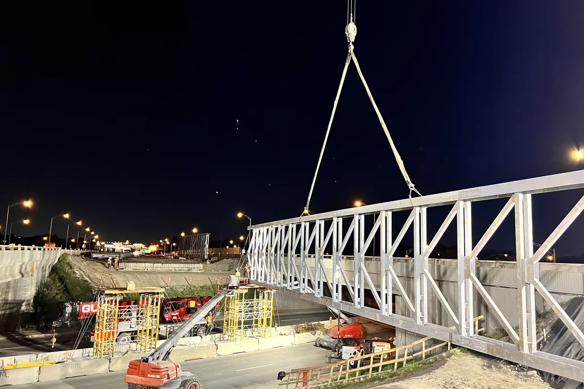 Final placement of the temporary bridge on its supports