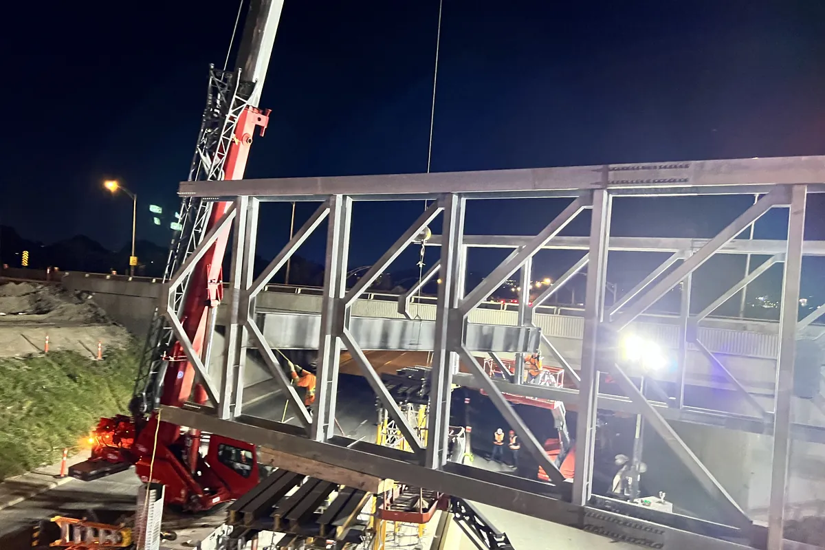 Pont temporaire à treillis reposant sur ses appuis temporaires