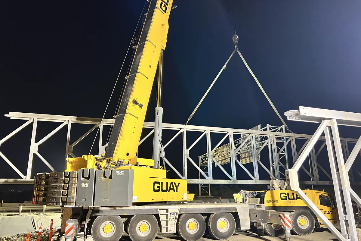 Pont temporaire à treillis déposé à la grue mobile de nuit, autoroute 40