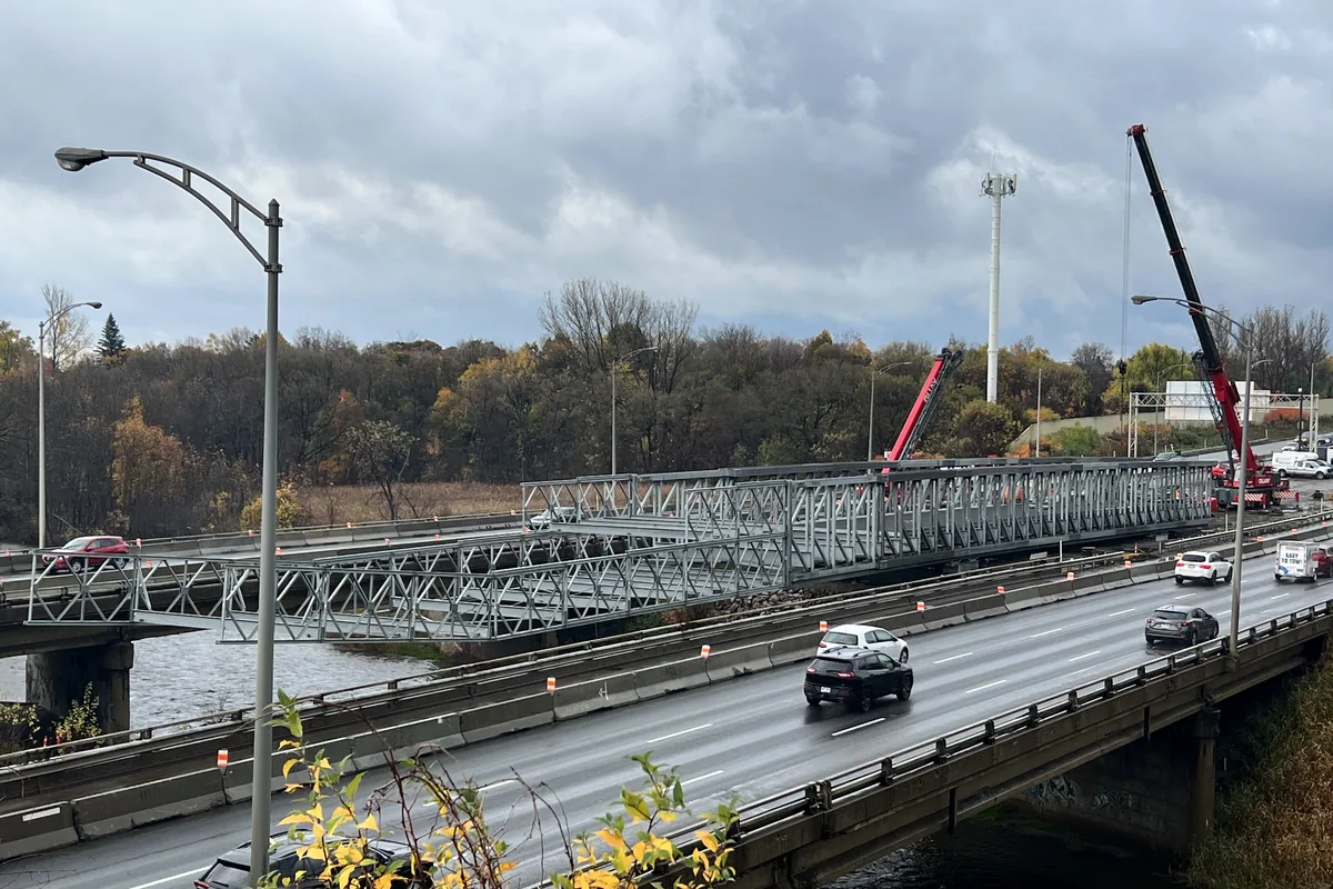 Pont temporaire à treillis en place sur ses appuis après le lancement