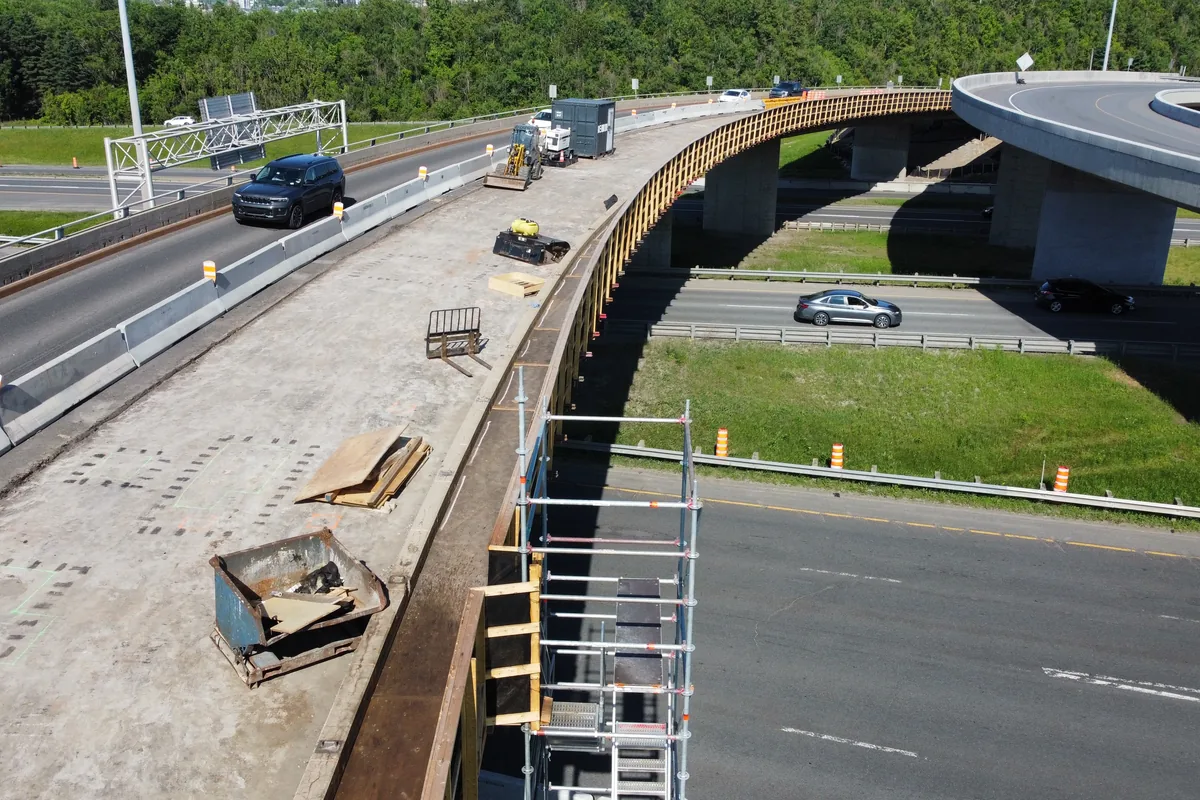 Équipement et matériaux entreposés sur le tablier d’une bretelle pendant les travaux