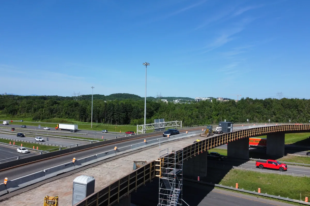 Vue aérienne d’une bretelle en travaux avec équipement sur le tablier