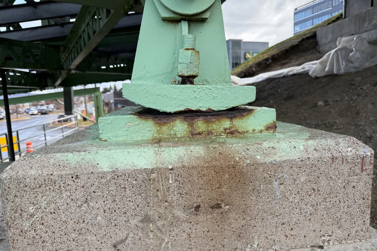 Articulated bearing on its pedestal, before replacement