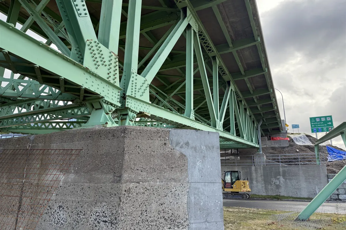 Bridge pier and truss, open to traffic during the work
