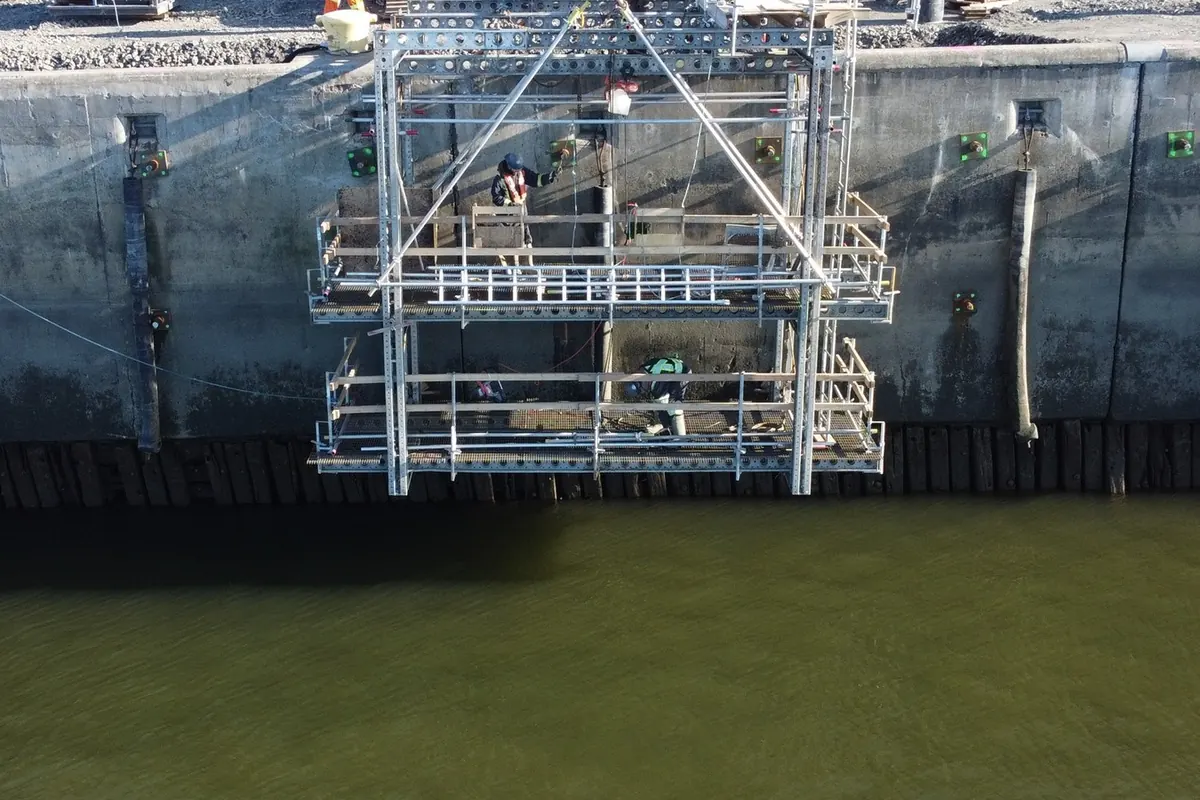 Suspended platform along the wharf wall