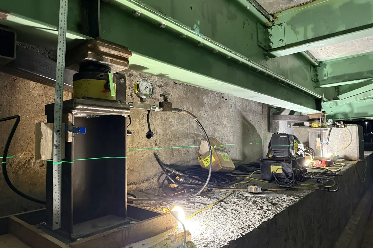Jacking station: pressure gauge, mechanical lock and laser control line